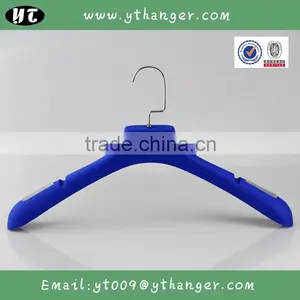 HA1423 Non Slip Plastic Clothes Hanger Rubber Coated Coat Hanger thumbnail-2