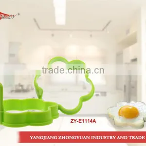 Flower Shaped Silicone Fried Egg Ring Tool With Handle Wholesale thumbnail-1