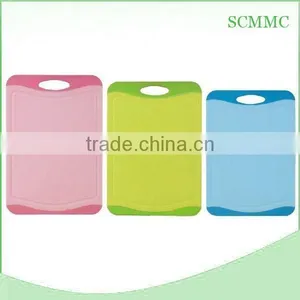 Non-slip Antimicrobial TPE Handle Plastic Cutting Board thumbnail-1