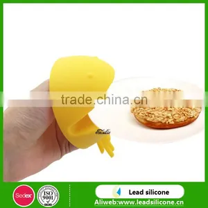 The Big Eat Beans Kitchen Heat Resistant Silicone Finger Protector Mitt / Novelty Silicon Oven Mitt thumbnail-1