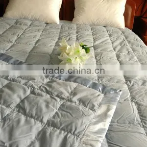 330 Thread Count Premium White Goose Down Blanket thumbnail-1