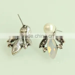 Pearl Stud Earrings thumbnail-2