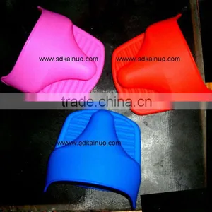 Crocodile Shape High Temperature Silicone Oven Mitts thumbnail-6