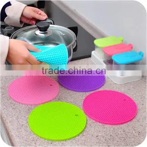 Cute Non-slip Kitchen Utensils Silicone Hot Pot Pad thumbnail-3