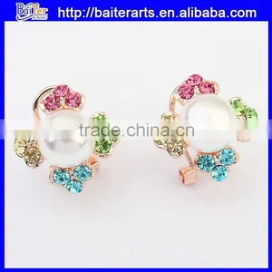 Wholesale White Pearl Decorated Clover Shape Design Alloy Stud Earrings thumbnail-1