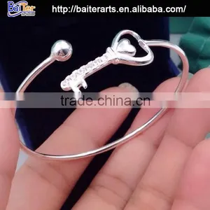 Wholesale Explandable Thin Gold Bangles Heart Charm Bangle Twist Wire Bangle thumbnail-5