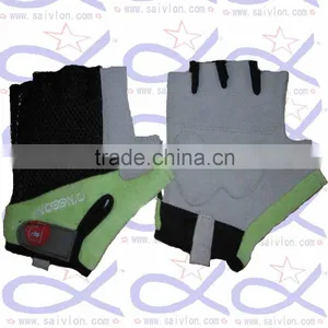 Fashinable and Protective Sport Gloves/mitten thumbnail-1