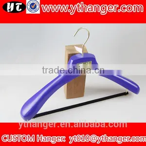 YY0513 Wholesale Luxury Bule Wide Shoulder Clothes Hangers Men Suits Hanger With Velvet Trousers Bar Supplier's Choice thumbnail-2