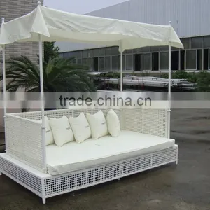 Rattan Day Bed thumbnail-1