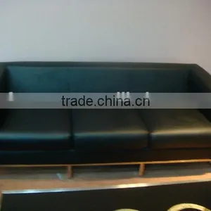 Replica Comfortable French Funiture Design Italian Genuine Leather Le Corbusier LC2 Three Seater Sofa for Office thumbnail-1