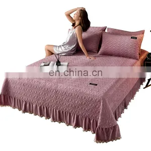 Wholesale Comforter Folded Soft Velvet Lightweight Coverlet For All Season Embroidery Quilt thumbnail-2