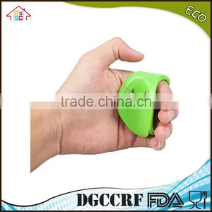 NBRSC Over 10 Years Experience Plastic Easy and Convenient Kitchen Tools Mini Handhold Corn Stripper thumbnail-4