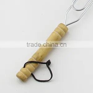 Silver Tone Metal BBQ Grilling Net With Round Wooden Handle thumbnail-3