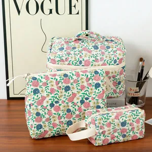 Wholesale Quilted Floral Cosmetic Bag Set Portable Cotton Makeup Bags Zipper Closure Fashionable Hanging Travel Storage Bag thumbnail-1