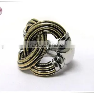Textued Metal Interlink Shape Stretch Ring thumbnail-1