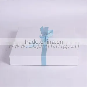 White Engagement Paper Gift Box Packaging Box With Blue Ribbon thumbnail-3