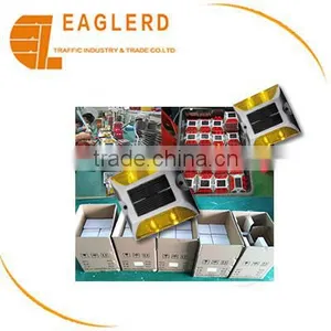Waterproof Smart Super Brightness Reflective Solar Road Stud thumbnail-1