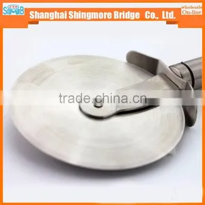 China Kitchenware Factory Supply High Quality Pizza Cutter for Family thumbnail-3