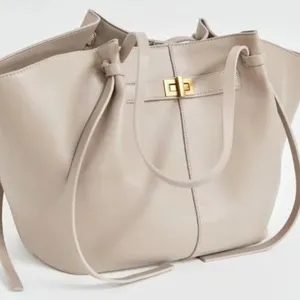 Lightweight and Spacious 2026 New Wing Bag Women's High-End Style Handbag Commuter Mom Tote Bag thumbnail-2