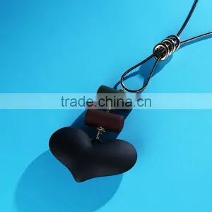 Korea Rubber Plated Heart Pendant Necklace Autumn Winter Long Necklace Heart Necklace for Lovers thumbnail-4