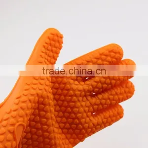 Heart Shaped Orange Silicone Oven Mitt thumbnail-4
