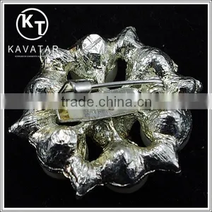 Elegant Crystal Rhinestone Brooch With Pearl thumbnail-3