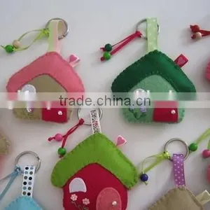 Hot 2017 Best Selling New Product Decorative Custom Handmade Fabric China Supplier Felt House Shaped Keychain thumbnail-1
