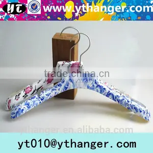 YY0483 Unique Antique Pattern Plastic Coat Hanger for Clothes Supplier's Choice thumbnail-1
