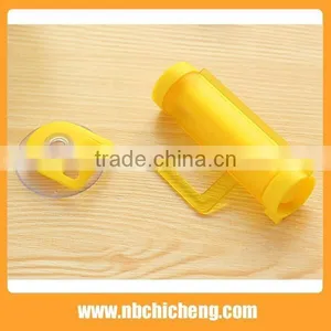 Plastic Toothpaste Squeezer With Suction Cup thumbnail-4
