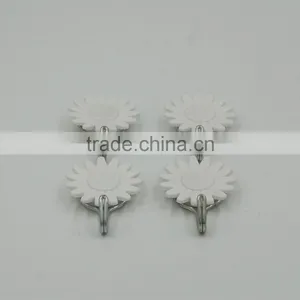 4pcs White Daisy Houseware Sticky Sticker Hanging Plastic Hooks thumbnail-2