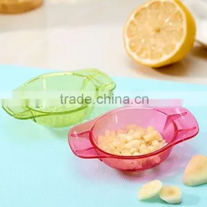 2pcs Mini Manual Plastic Garlic Press And Peeler thumbnail-1
