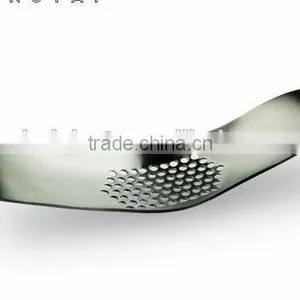 Cy282 Curved Garlic Stainless Steel 304/430 Multi-functional Manual Garlic Creative Twist Garlic Kitchen Worn Garlic thumbnail-3