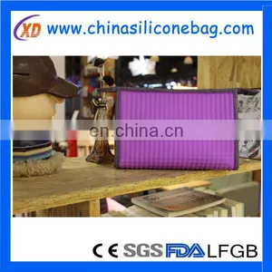 China Factory Low-priced Beautiful Silicone Makeup Bag thumbnail-5