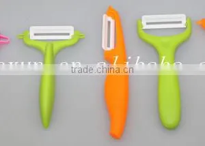 Ultra Sharp Ceramic Fruit Vegetable Peeler thumbnail-1