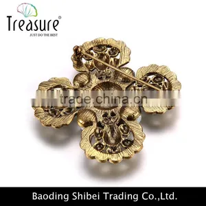 2015 Latest New Design Best Price Brooch Four Petals White Plastic Beads Cooper Brooch Wholesale thumbnail-4