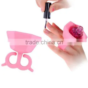 2016 New Popular DIY Salon Silicone Wearable Nail Polish Holder With 2 Finger Ring thumbnail-6
