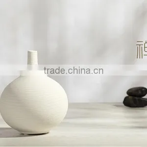 Modern Decoration White Ceramic & Porcelain Vases thumbnail-1
