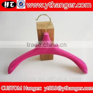 YY0503 Rose Pink Wide Shoulder Non-slip Plastic Velvet Flocked Coat Hangers Supplier's Choice thumbnail-1