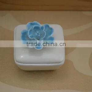 Wholesale White Ceramic Trinket Box With Flower Shape Design thumbnail-5