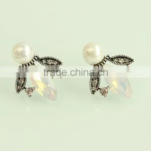 Pearl Stud Earrings thumbnail-1