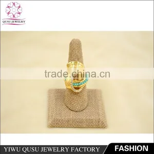 2015 Yiwu New Products Gold Plated Ring With Engrave Pattern and Green Plastic Beads thumbnail-1