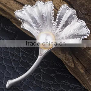 Slap-up Ginkgo Leaf Natural Pearl Brooch thumbnail-4