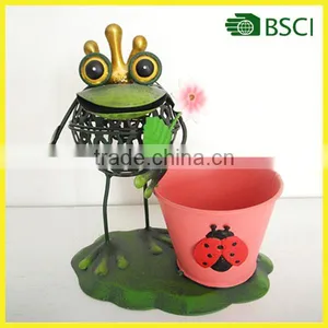 Hot Selling Funny Frog With Gold Crown Planter for Garden Decoration thumbnail-1
