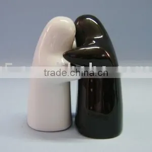 Hugging Sharp Salt & Pepper Shaker thumbnail-1