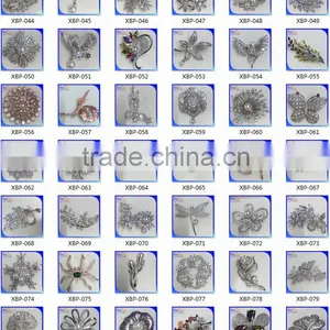 China Wholesale Fashion Pearl Rhinestone Brooch For Wedding Invitations thumbnail-4
