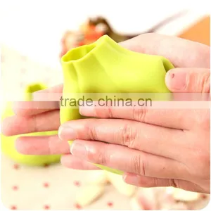 2016 Hot Sale Magic Kitchenware Silicone Garlic Peeler Silicon Peeling Presses thumbnail-4