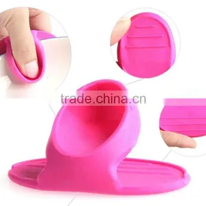 Creative Microwave Oven Mitt Silicone Hand Clip Kitchen Insulated Glove thumbnail-2