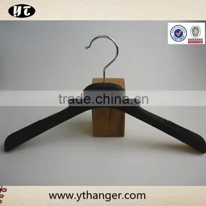 Green Rubber Coated Hanger With Non-slip Surface for Clothes thumbnail-4