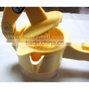 OJ-3301 BPA Free Plastic Hand Orange Juicer thumbnail-3