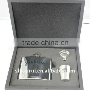 New Style Metal Hip Flask thumbnail-1